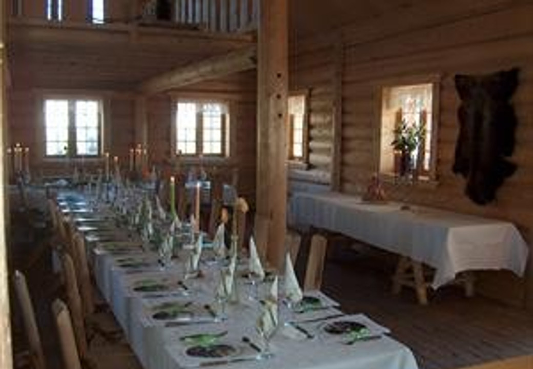 Dekket langbord i tømret festlokale