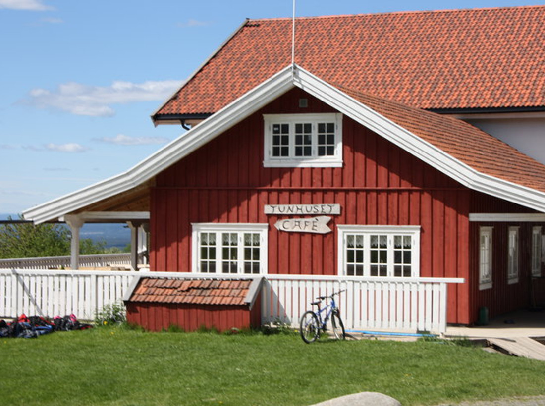 Det røde våningshuset om våren